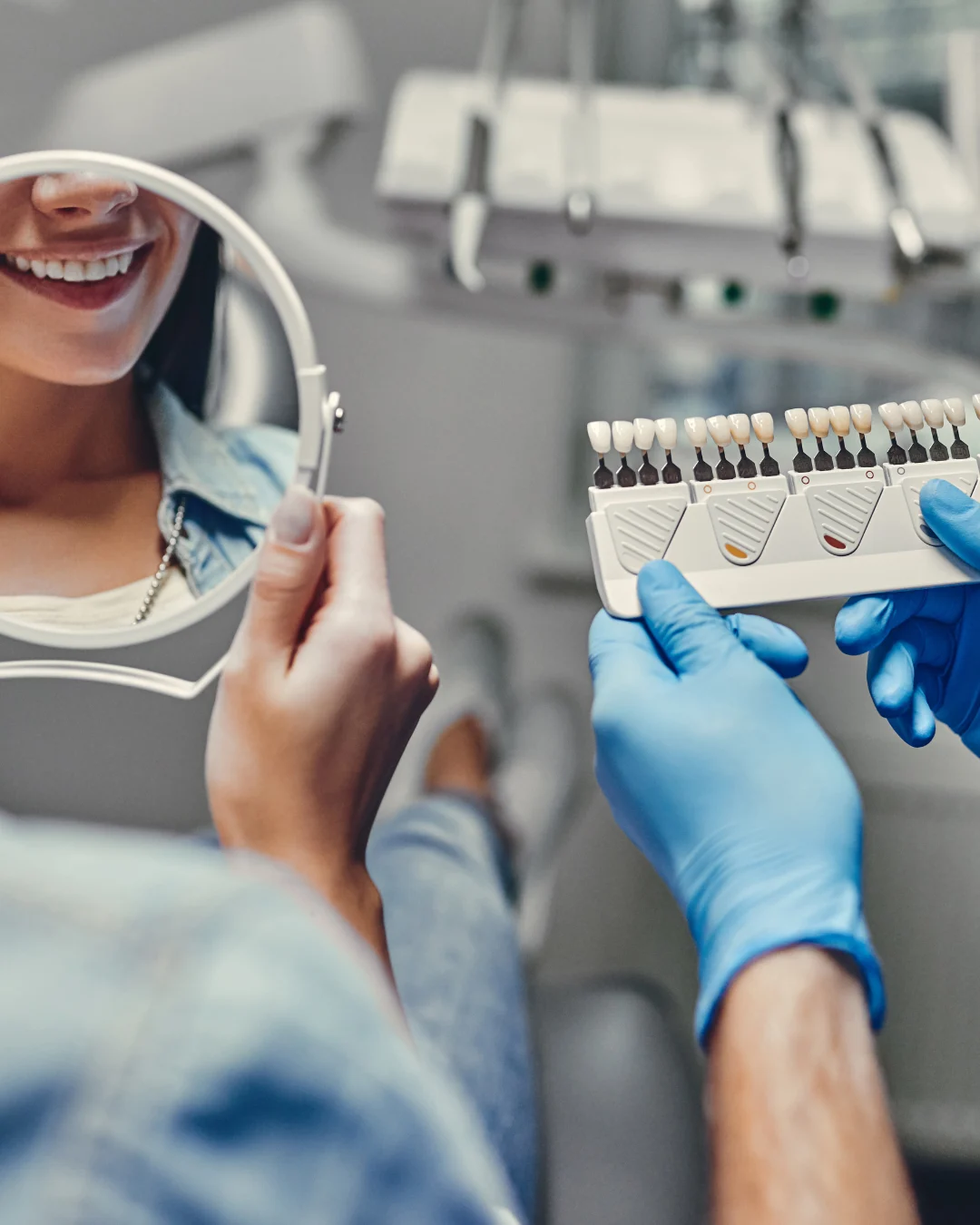 Una paciente descubre su sonrisa durante una consulta de estética dental