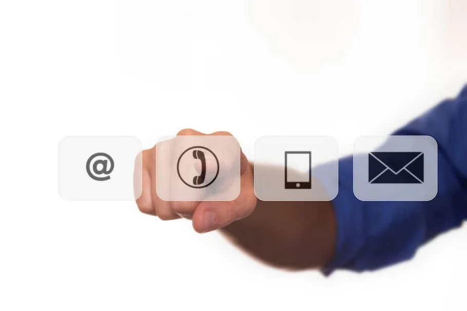 Imagen ilustrativa de opciones de contacto por teléfono y correo